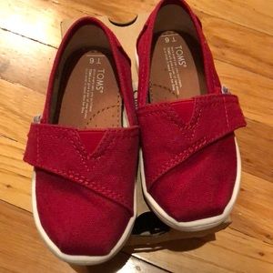Toddler girl toms